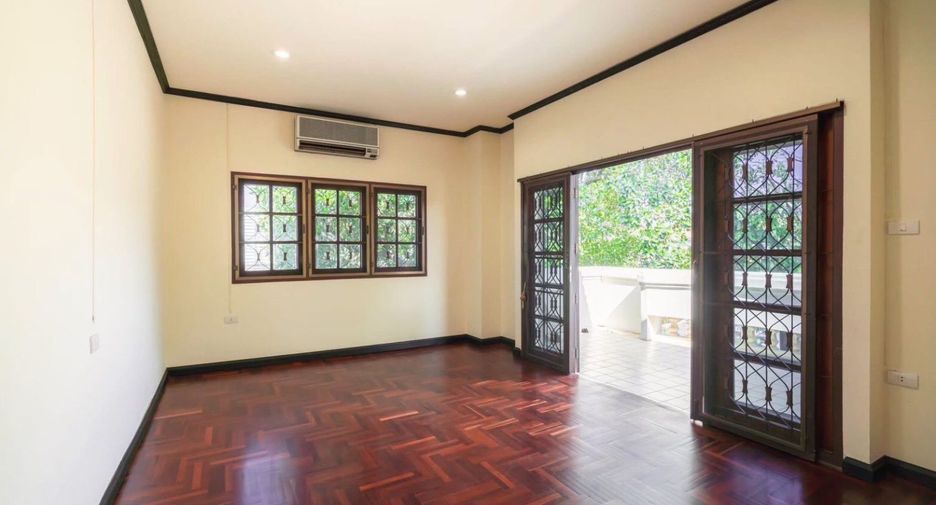 For sale 5 bedrooms house in Bang Kapi, Bangkok