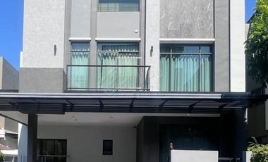 Haus zur Miete und zum Kauf mit 3 Zimmer in Phra Khanong, Bangkok