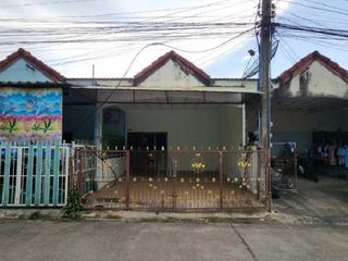 出售 2 卧室 联排别墅 在 Ban Bueng, Chon Buri