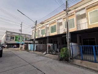 出售 2 卧室 联排别墅 在 Ban Bueng, Chon Buri