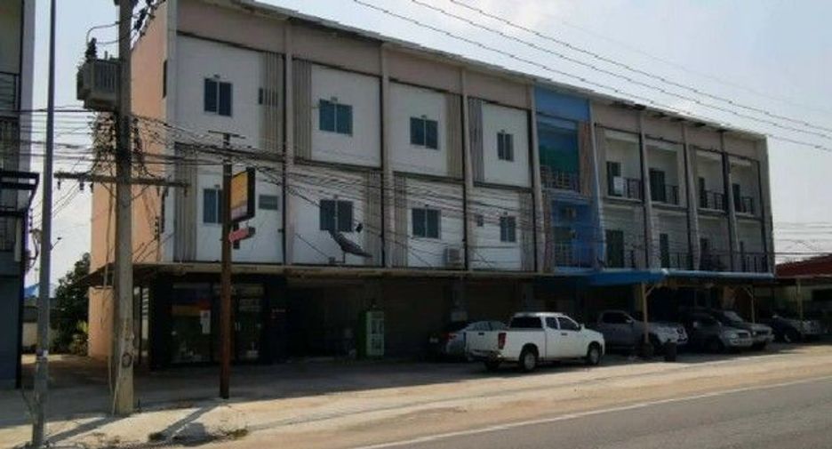 À vendre 3 chambres local commercial à Ban Bueng, Chonburi