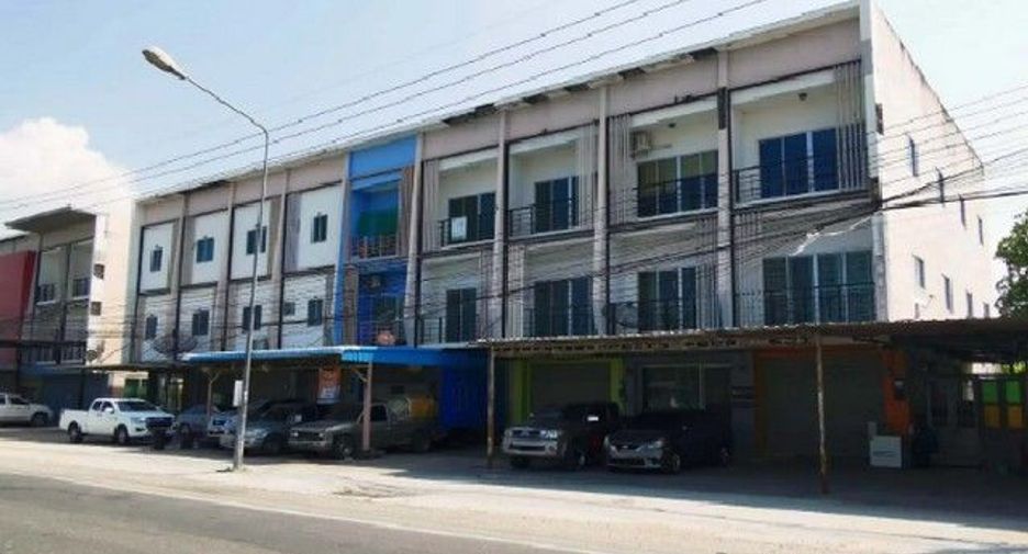 À vendre 3 chambres local commercial à Ban Bueng, Chonburi