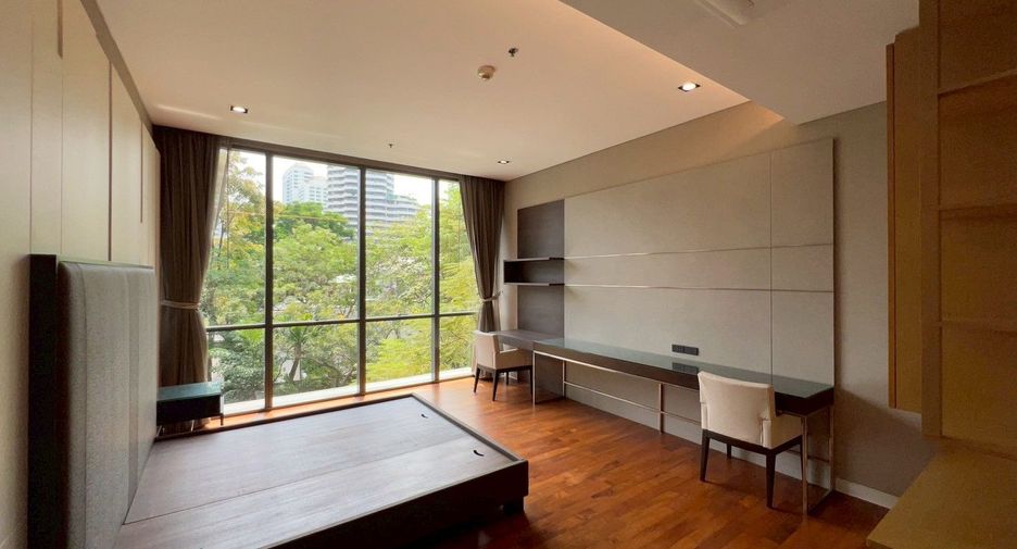 For rent 3 bedrooms condo in Khlong Toei, Bangkok