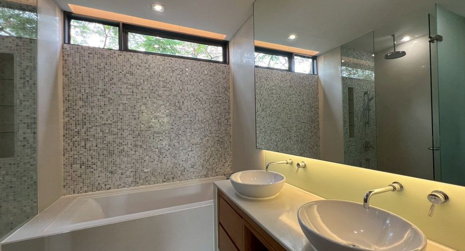 For rent 3 bedrooms condo in Khlong Toei, Bangkok