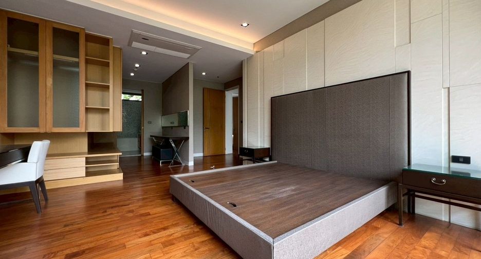 For rent 3 bedrooms condo in Khlong Toei, Bangkok