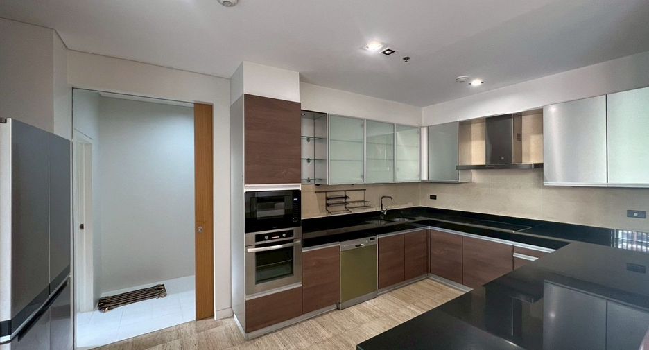 For rent 3 bedrooms condo in Khlong Toei, Bangkok