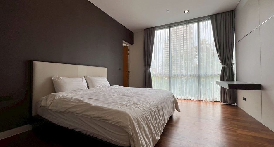 For rent 3 bedrooms condo in Khlong Toei, Bangkok