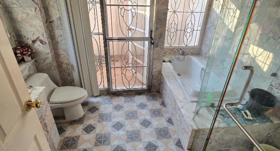 For sale 4 bedrooms house in Nong Chok, Bangkok