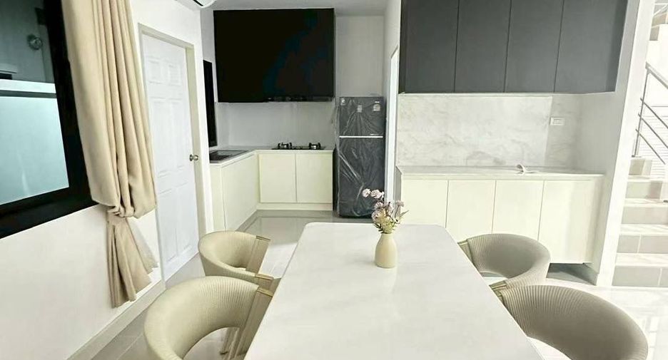 Casa en alquiler de 3 habitaciones en Bang Lamung, Chonburi