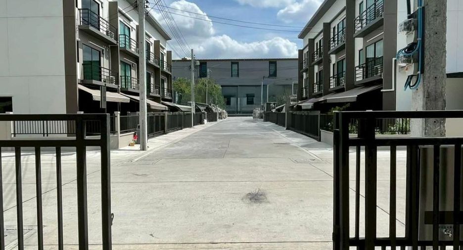 For sale 3 bedrooms townhouse in Prawet, Bangkok
