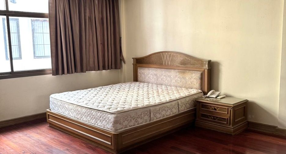 For rent 8 bedrooms townhouse in Watthana, Bangkok