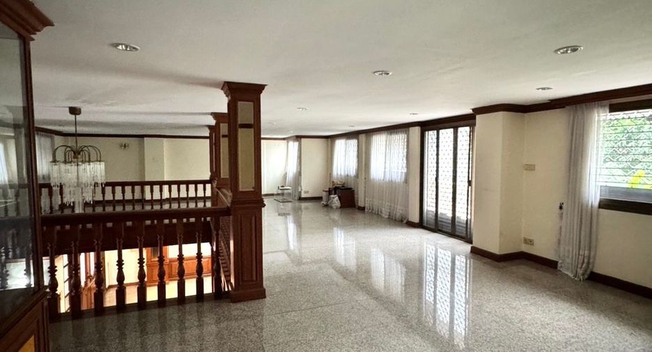 For rent 8 bedrooms townhouse in Watthana, Bangkok