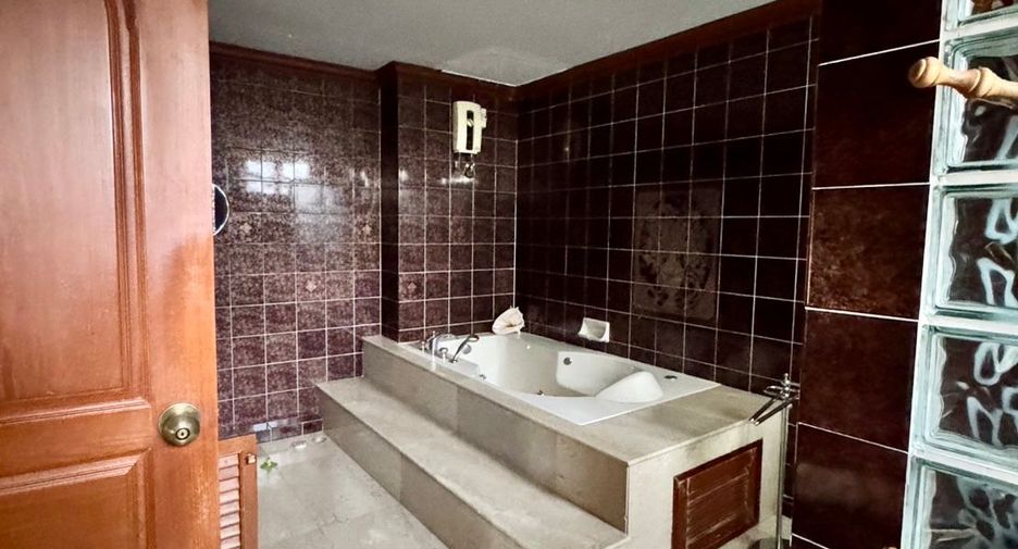 For rent 8 bedrooms townhouse in Watthana, Bangkok