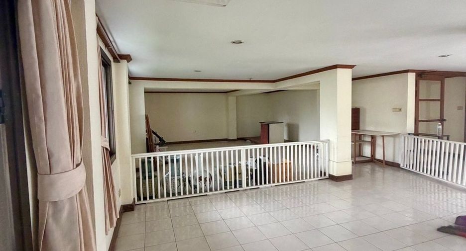 For rent 8 bedrooms townhouse in Watthana, Bangkok