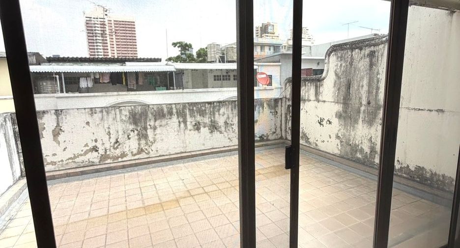 For rent 8 bedrooms townhouse in Watthana, Bangkok