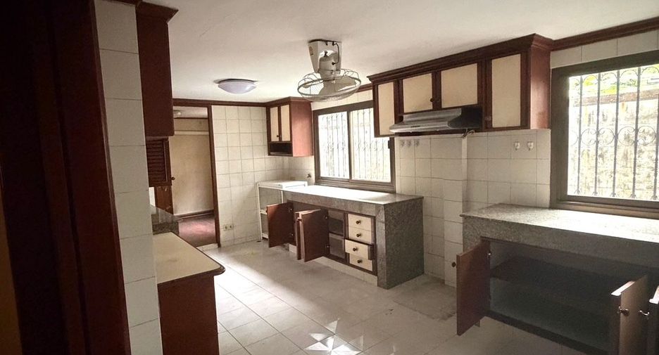For rent 8 bedrooms townhouse in Watthana, Bangkok