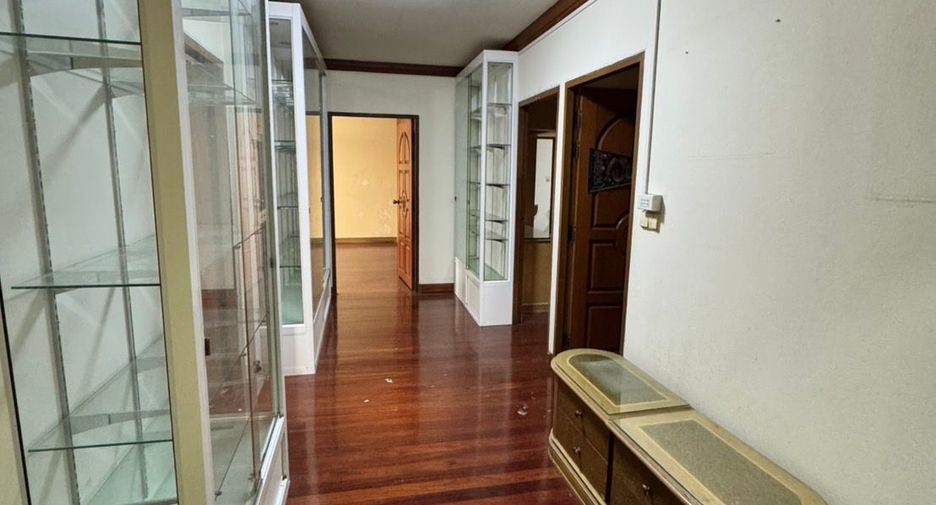 For rent 8 bedrooms townhouse in Watthana, Bangkok