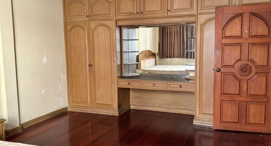 For rent 8 bedrooms townhouse in Watthana, Bangkok