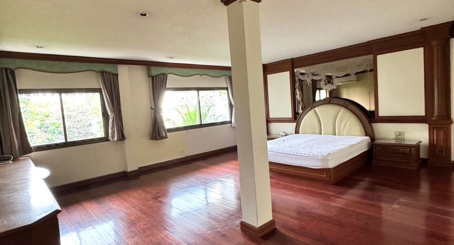 For rent 8 bedrooms townhouse in Watthana, Bangkok