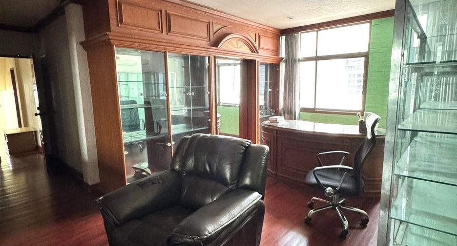 For rent 8 bedrooms townhouse in Watthana, Bangkok