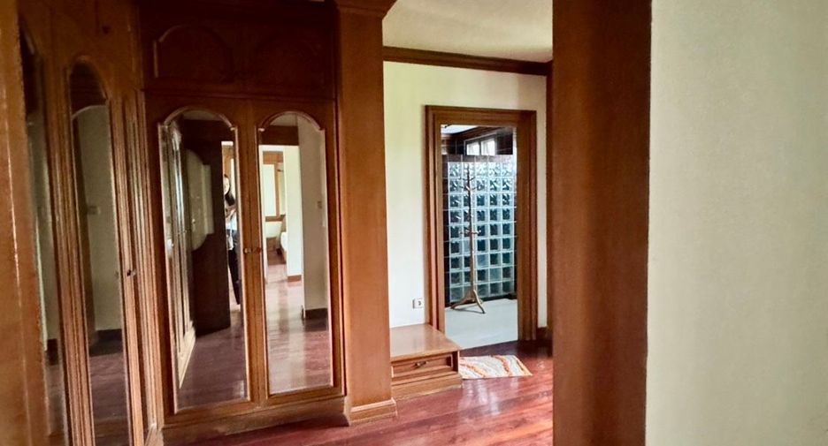 For rent 8 bedrooms townhouse in Watthana, Bangkok