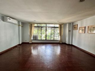 Casa adosada en alquiler de 6 habitaciones en Watthana, Bangkok