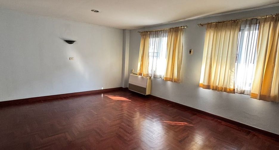 Casa adosada en alquiler de 6 habitaciones en Watthana, Bangkok