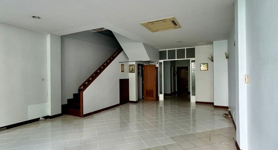 Casa adosada en alquiler de 6 habitaciones en Watthana, Bangkok