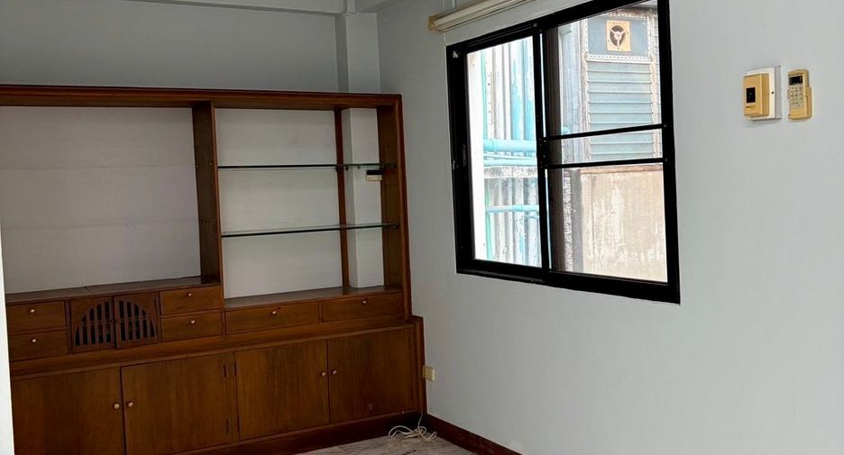 Casa adosada en alquiler de 6 habitaciones en Watthana, Bangkok
