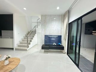 Casa en alquiler de 3 habitaciones en Bang Lamung, Chonburi