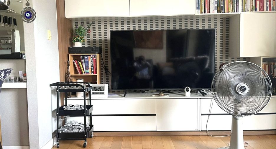 For sale 3 bedrooms condo in Khlong Toei, Bangkok