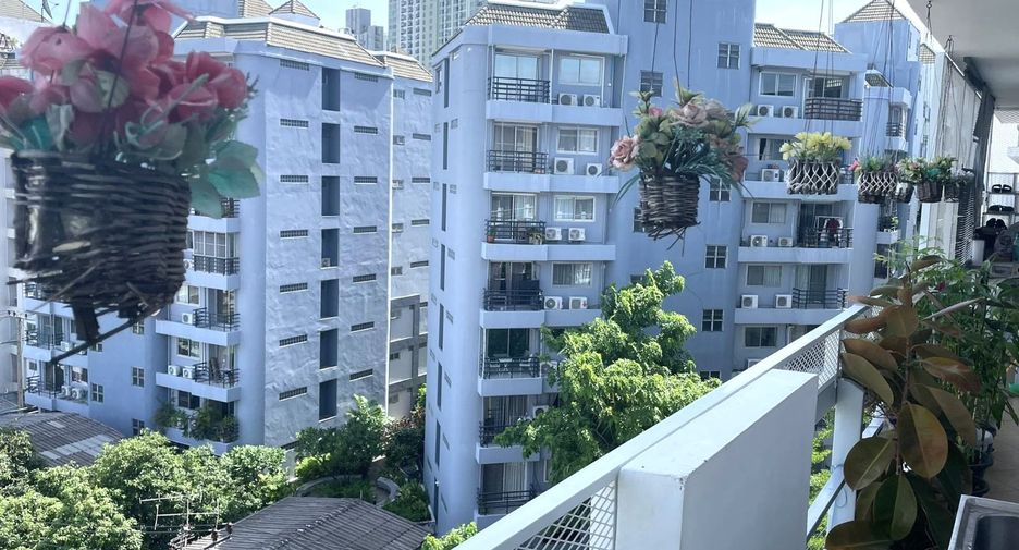For sale 3 bedrooms condo in Khlong Toei, Bangkok