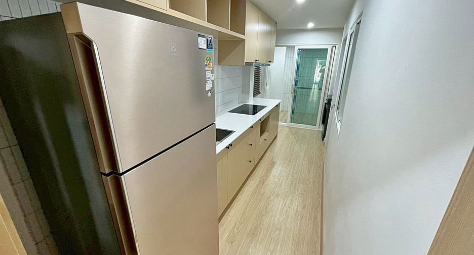 For rent 3 bedrooms townhouse in Bang Na, Bangkok