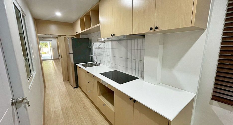 For rent 3 bedrooms townhouse in Bang Na, Bangkok