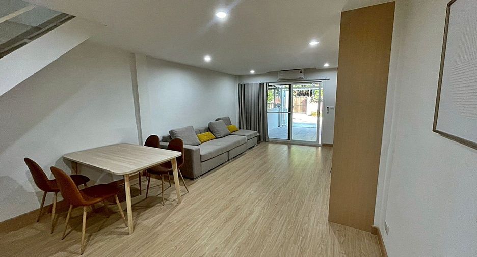 For rent 3 bedrooms townhouse in Bang Na, Bangkok