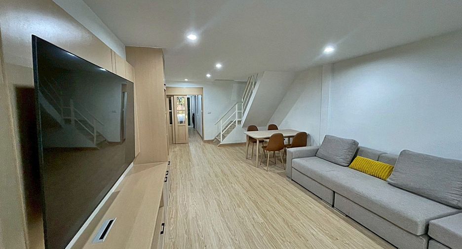 For rent 3 bedrooms townhouse in Bang Na, Bangkok
