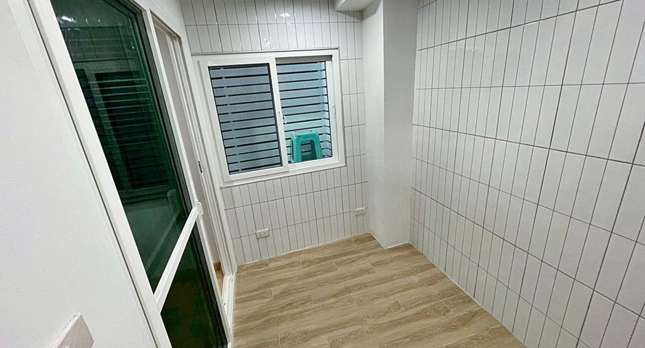 For rent 3 bedrooms townhouse in Bang Na, Bangkok