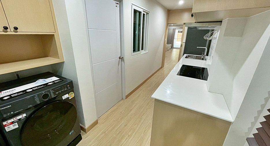 For rent 3 bedrooms townhouse in Bang Na, Bangkok