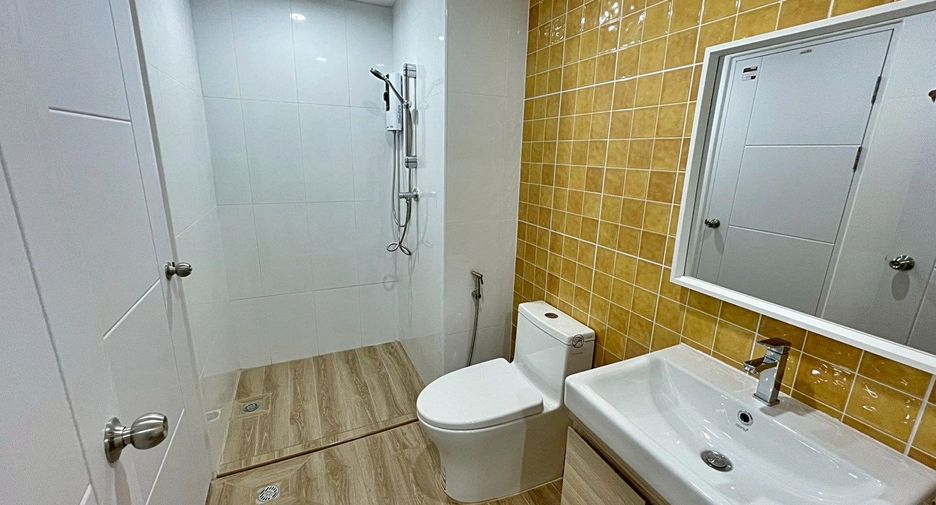 For rent 3 bedrooms townhouse in Bang Na, Bangkok