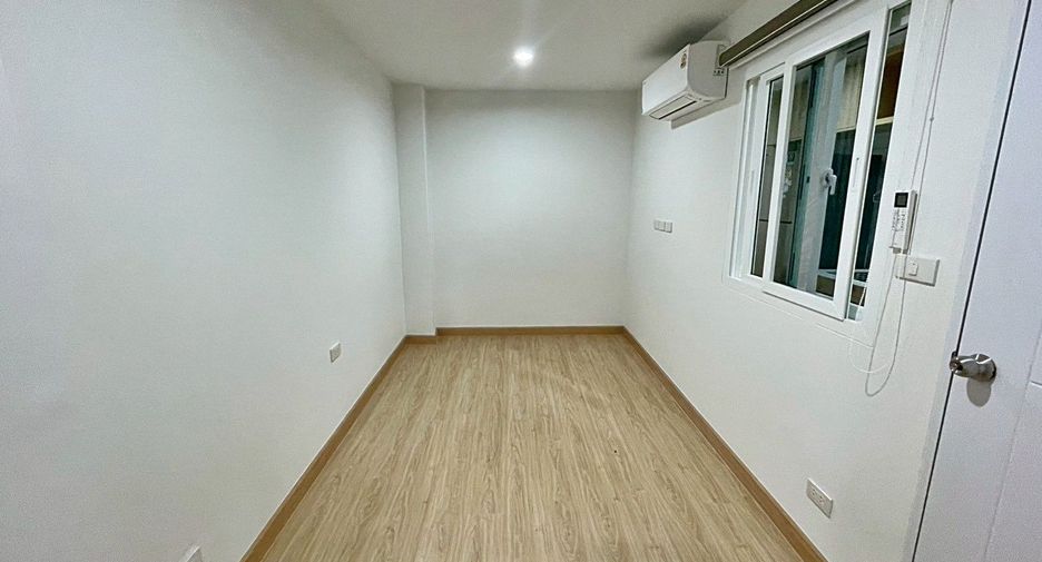 For rent 3 bedrooms townhouse in Bang Na, Bangkok