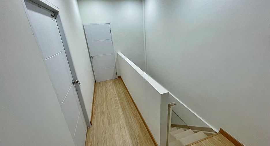 For rent 3 bedrooms townhouse in Bang Na, Bangkok