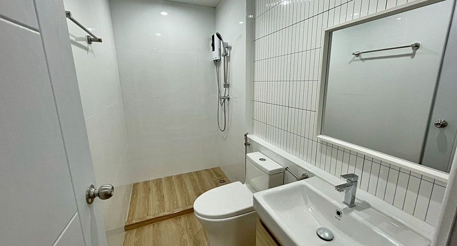 For rent 3 bedrooms townhouse in Bang Na, Bangkok