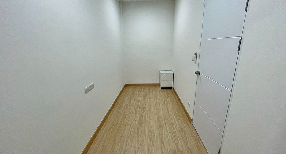 For rent 3 bedrooms townhouse in Bang Na, Bangkok