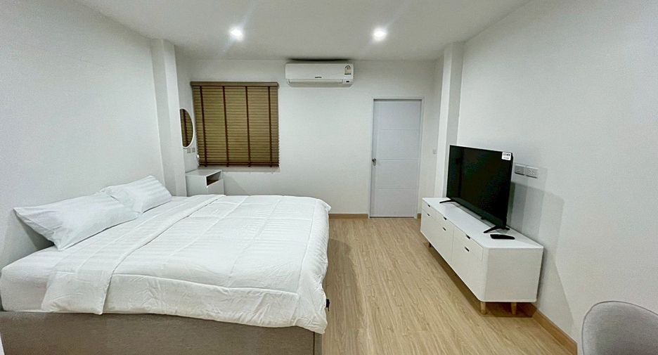 For rent 3 bedrooms townhouse in Bang Na, Bangkok