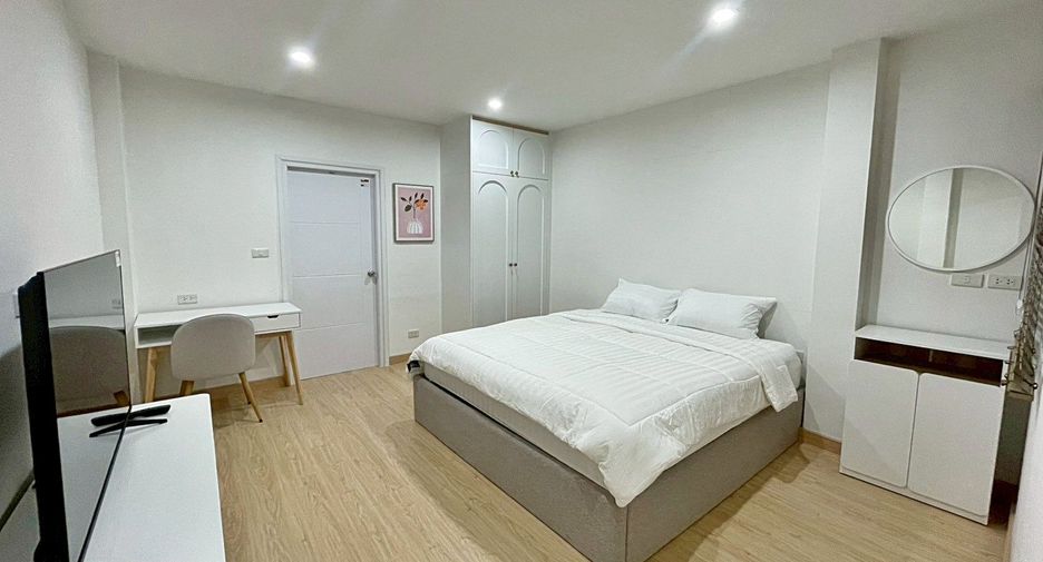 For rent 3 bedrooms townhouse in Bang Na, Bangkok