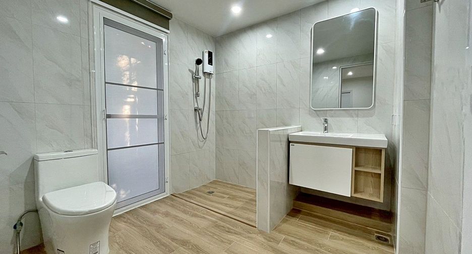 For rent 3 bedrooms townhouse in Bang Na, Bangkok
