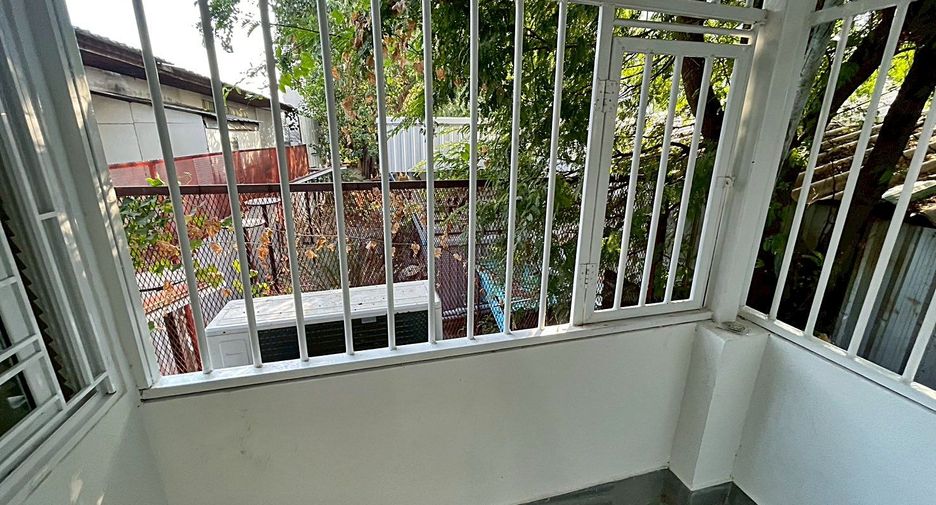 For rent 3 bedrooms townhouse in Bang Na, Bangkok