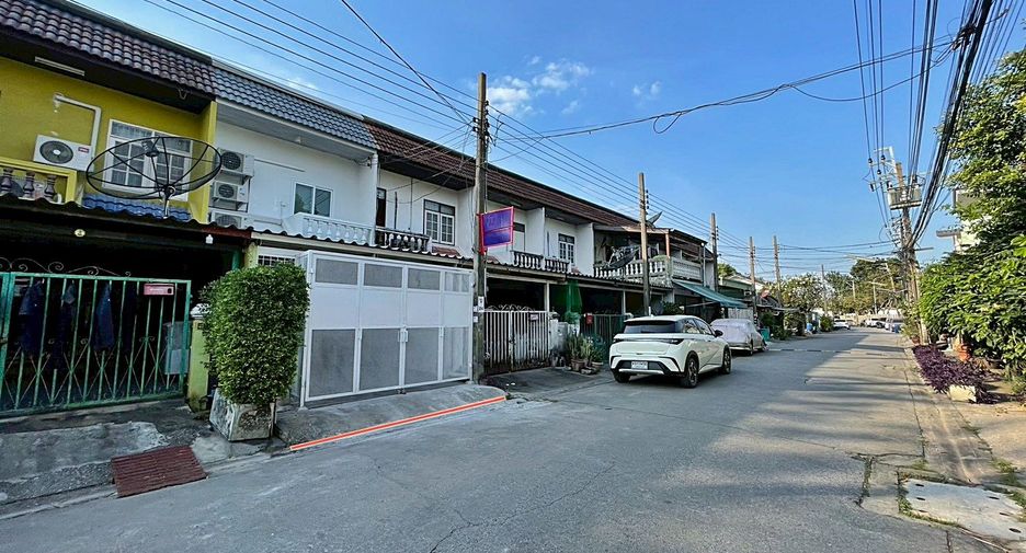 For rent 3 bedrooms townhouse in Bang Na, Bangkok