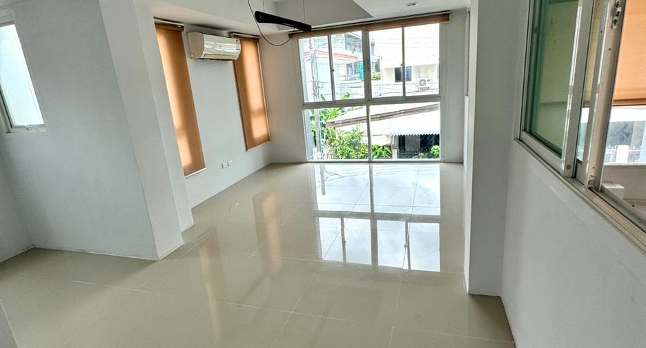 For rent 3 bedrooms townhouse in Watthana, Bangkok