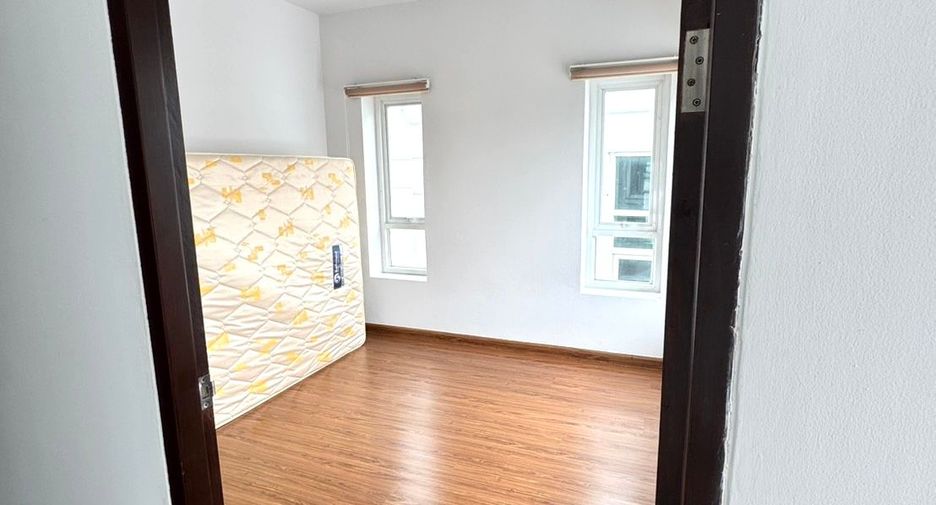 For rent 3 bedrooms townhouse in Watthana, Bangkok